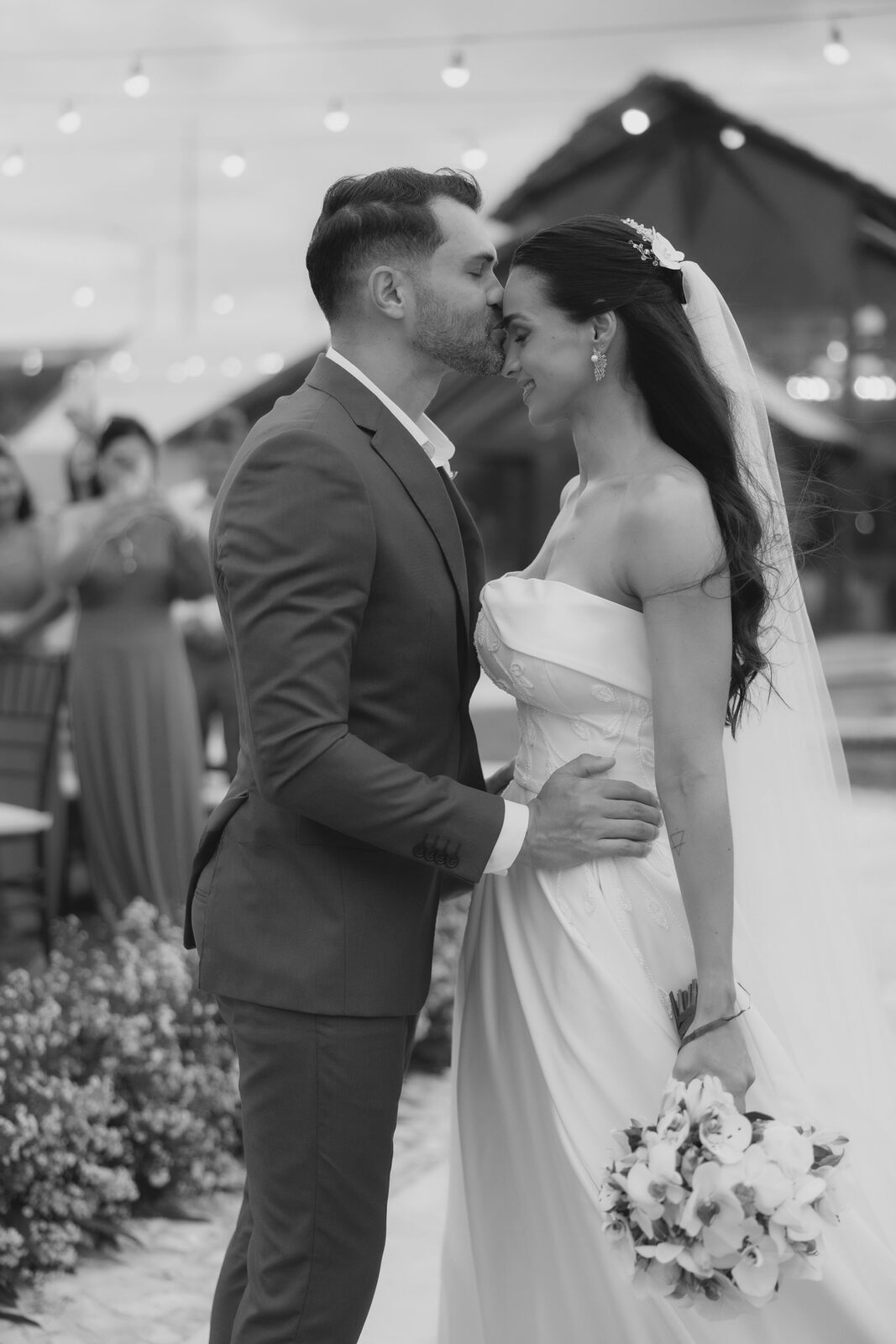 Casal em um momento de carinho — filme de casamento Suspire Films